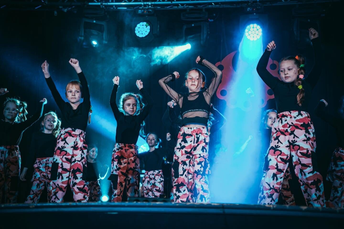 Grupa taneczna Desperado w energetycznym skoku na scenie